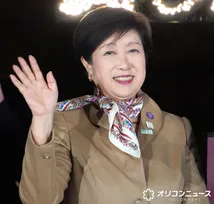 小池百合子都知事、イルミネーションと同じシャンパンゴールドの服装で登場　丸の内通りで冬の風物詩始まる　来場者「おぉ百合子だ」