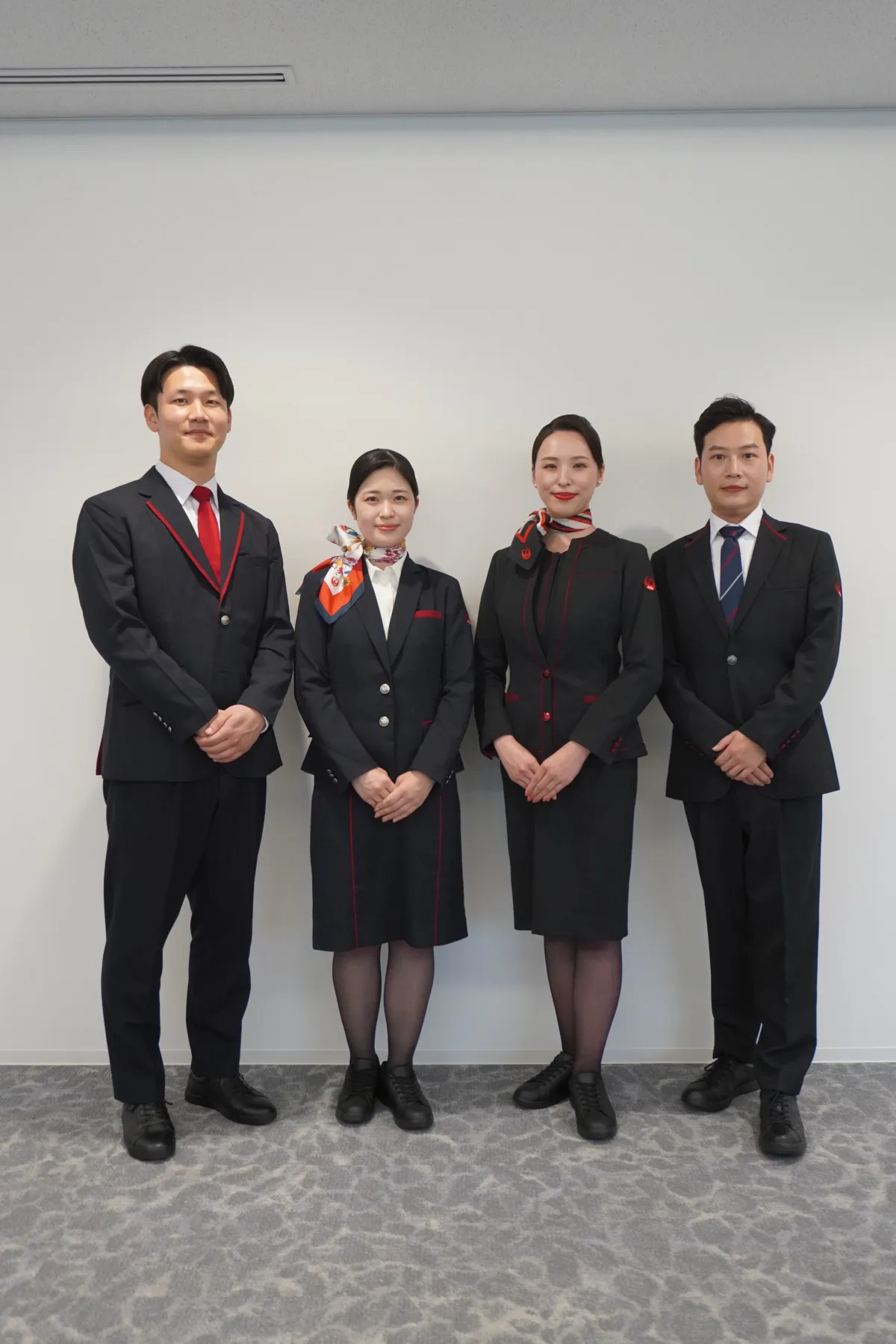 JAL客室乗務員、スニーカー着用可能に　革靴やヒール・パンプス含め選択