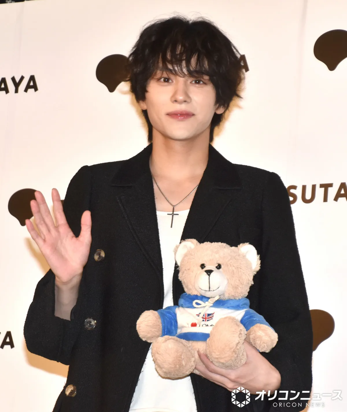 山下幸輝、クマのぬいぐるみ抱えて写真集イベント　撮影でも使用「カジュアルさもあったらいいかなと思って」