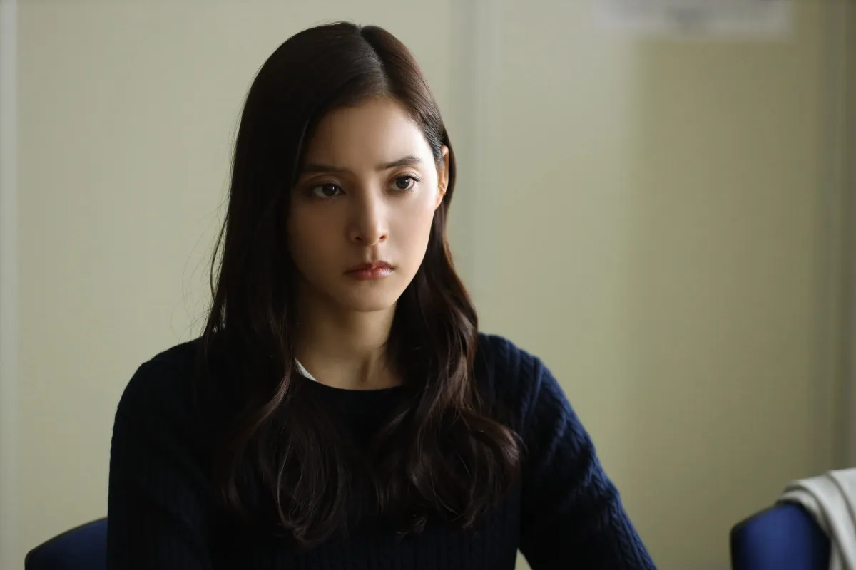 『良いこと悪いこと』園子が連続殺人事件の容疑者に　新木優子「かなり衝撃的な回です」