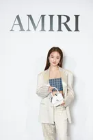 谷まりあ、ラグジュアリーなセットアップ姿　海外ロケで「夢が叶った」こと明かす