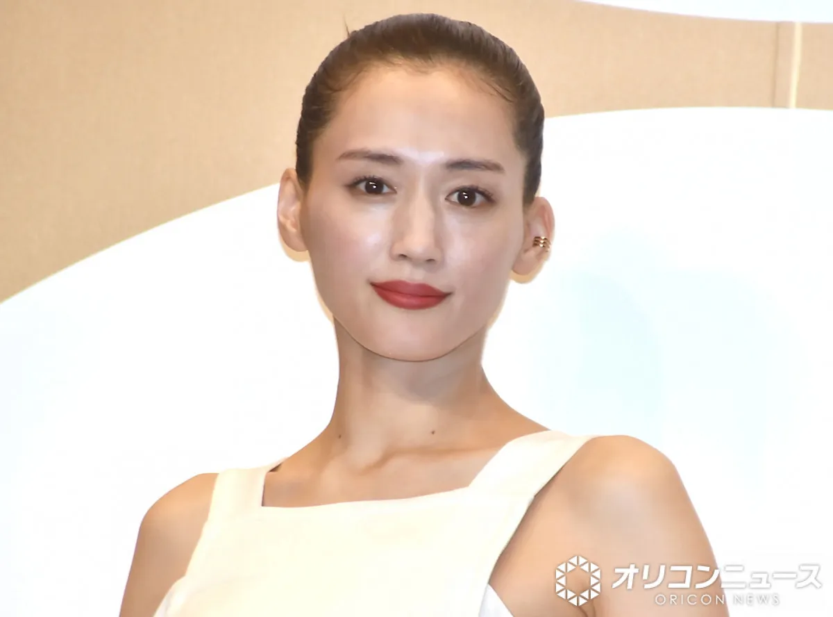 綾瀬はるか、パジャマ姿で“まったり”オフショット　“無防備”な姿に「可愛くて言葉にならない」「癒されます」