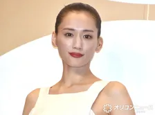 綾瀬はるか、パジャマ姿で“まったり”オフショット　“無防備”な姿に「可愛くて言葉にならない」「癒されます」