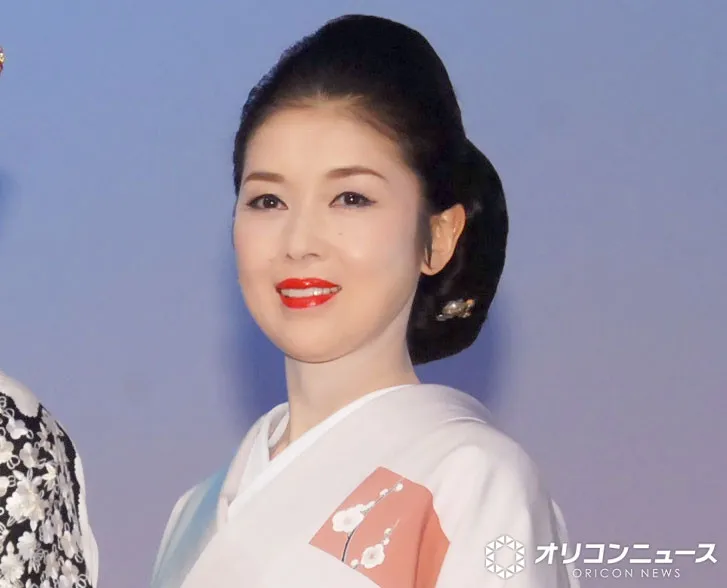 藤あや子、もこもこカーディガン×タイトめロングスカート“晩秋”の私服コーデに反響「可愛い～」「何を着ても似合うあや子さん 羨ましい」