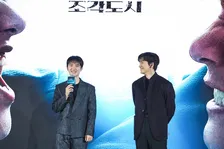 『捏造された都市』チ・チャンウク「全く新しい作品」、ド・ギョンスは初の悪役に「楽しい経験でした」