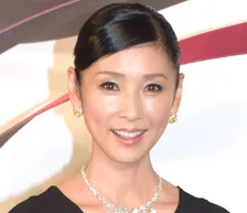 黒木瞳“因縁の相手”と腕組みショット「美の共演」「本当は仲良しなんですね！」　『ザ・ロイヤルファミリー』で中嶋朋子と共演