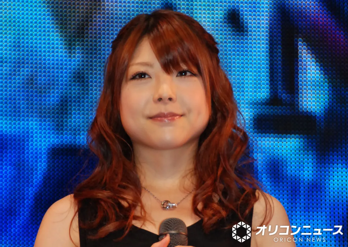 元モーニング娘。小川麻琴38歳、留学生活を開始　赤髪の近影、海外ビーチから報告