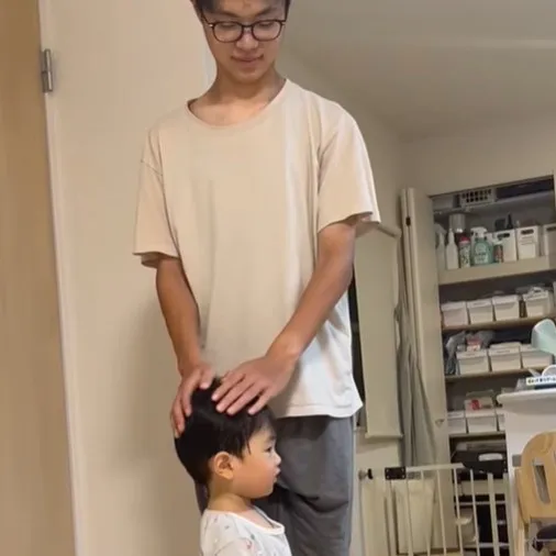 “ナデナデのおかわり”に胸キュン…15歳差兄のやさしいスキンシップに「直立で待っている弟くん可愛すぎ」「私もお願いしてもいいですか？」