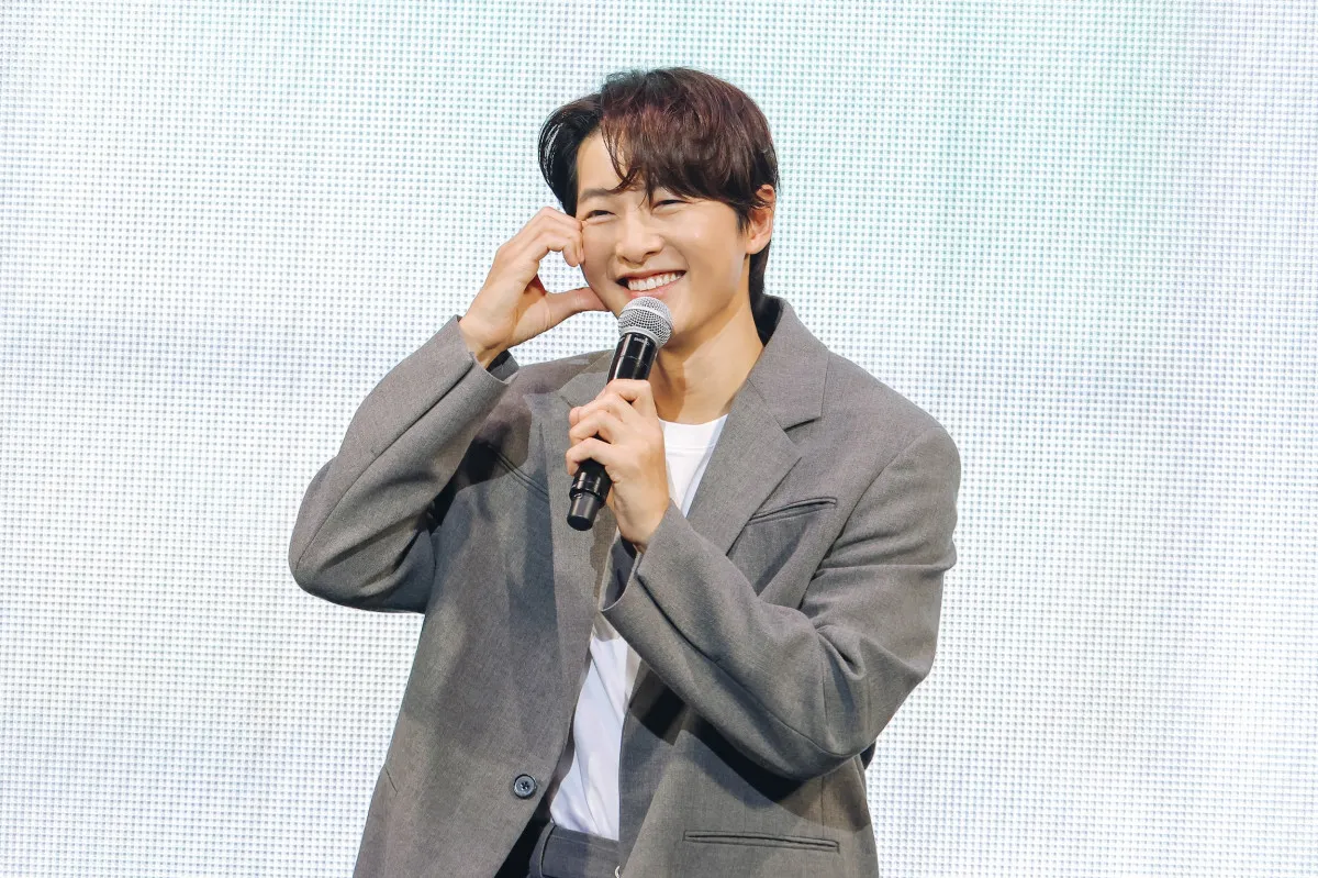 ソン・ジュンギ、約14年ぶりの日本ファンミーティングでハートポーズ連発　ゲスト登場でかわいい“マンネ”の一面や感極まる場面も