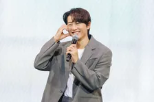 ソン・ジュンギ、約14年ぶりの日本ファンミーティングでハートポーズ連発　ゲスト登場でかわいい“マンネ”の一面や感極まる場面も