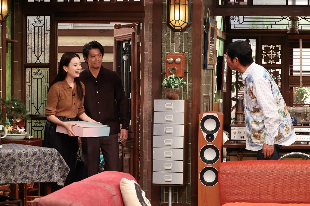 『匿名の恋人たち』小栗旬＆ハン・ヒョジュ×明石家さんま、貴重3ショット実現　一緒に行きたいところ明かす【コメント全文】