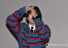 AmBitious真弓孟之、人生初の映画舞台あいさつに登壇　自己紹介ギャグ披露「許可を得ていますので、ご了承ください」