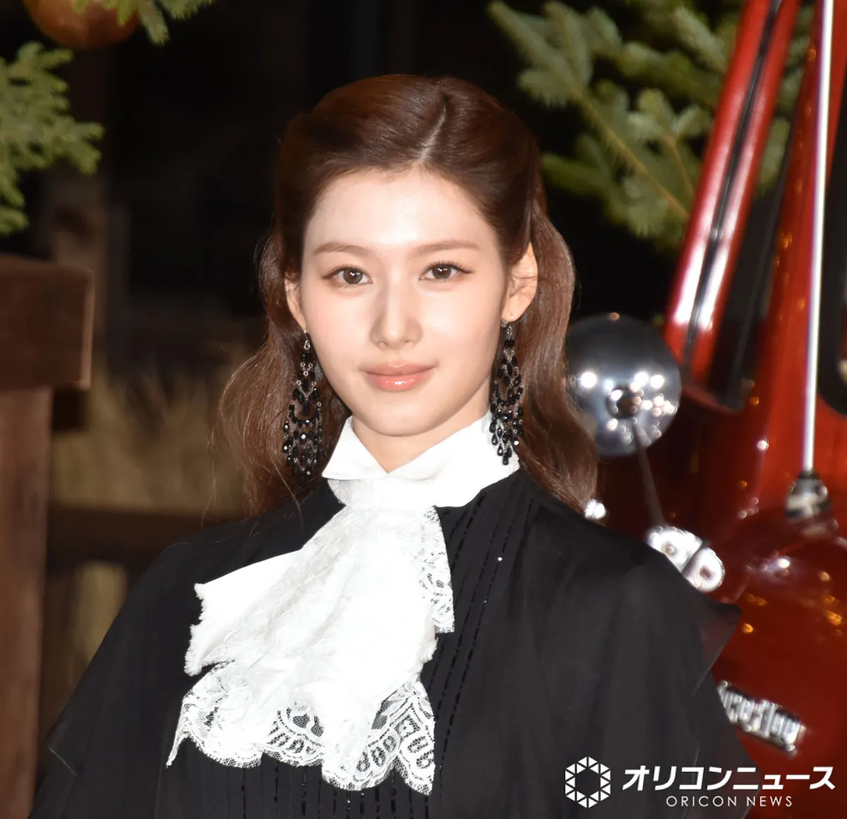 TWICE・SANA、ツリー点灯式に登場　美背中を大胆披露で艶やかに「ホリデーにピッタリ」