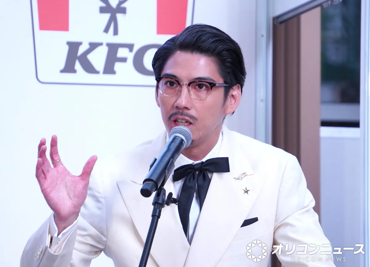 賀来賢人、カーネル・サンダース衣装で六本木に登場　「大統領みたい」