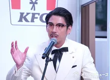 賀来賢人、カーネル・サンダース衣装で六本木に登場　「大統領みたい」