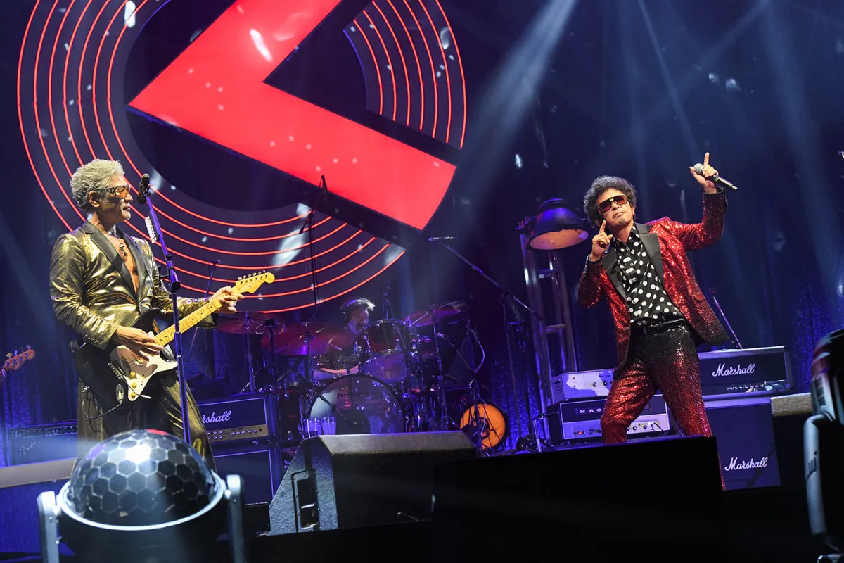 奥田民生×吉川晃司のOoochie Koochie武道館公演をWOWOWで放送・配信　「LA VIE EN ROSE」「Maybe Blue」など代表曲を歌唱し合うシーンも