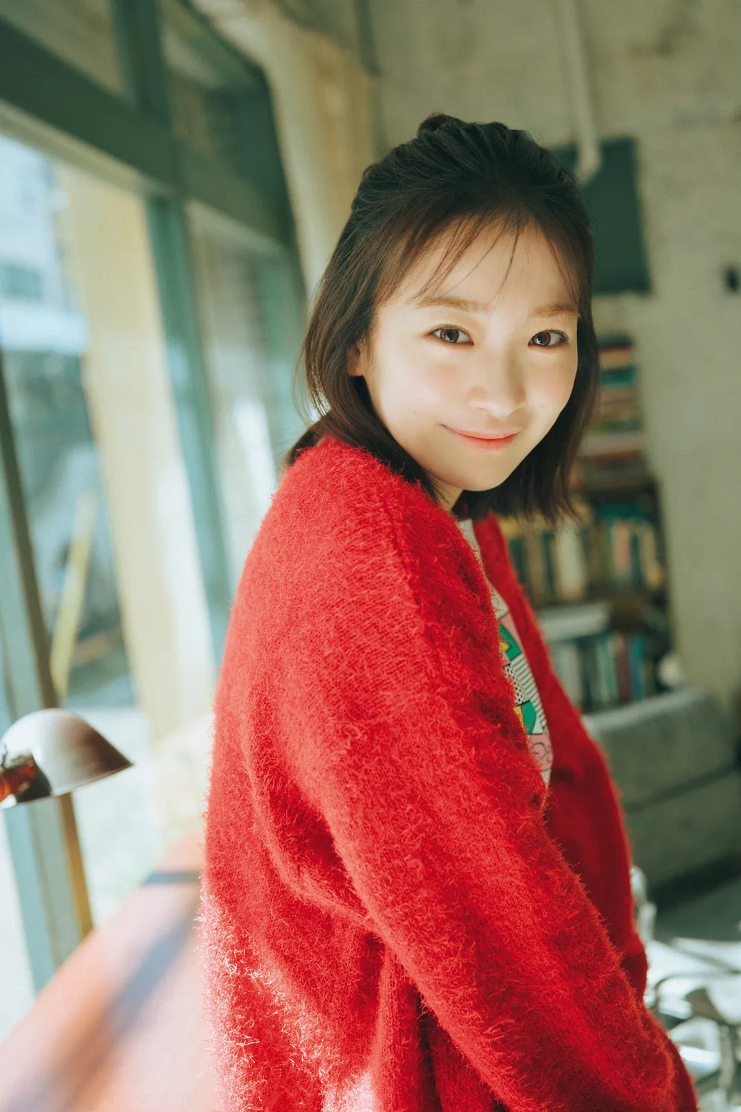 櫻坂46小島凪紗、太陽のような笑顔が印象的なグラビア