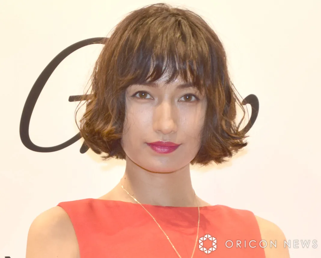 2児の母・佐田真由美、人気ブランドアイテム使った“赤ずきん”コーデ紹介「カ〜ワユイすぎます」「真似したい」と大反響