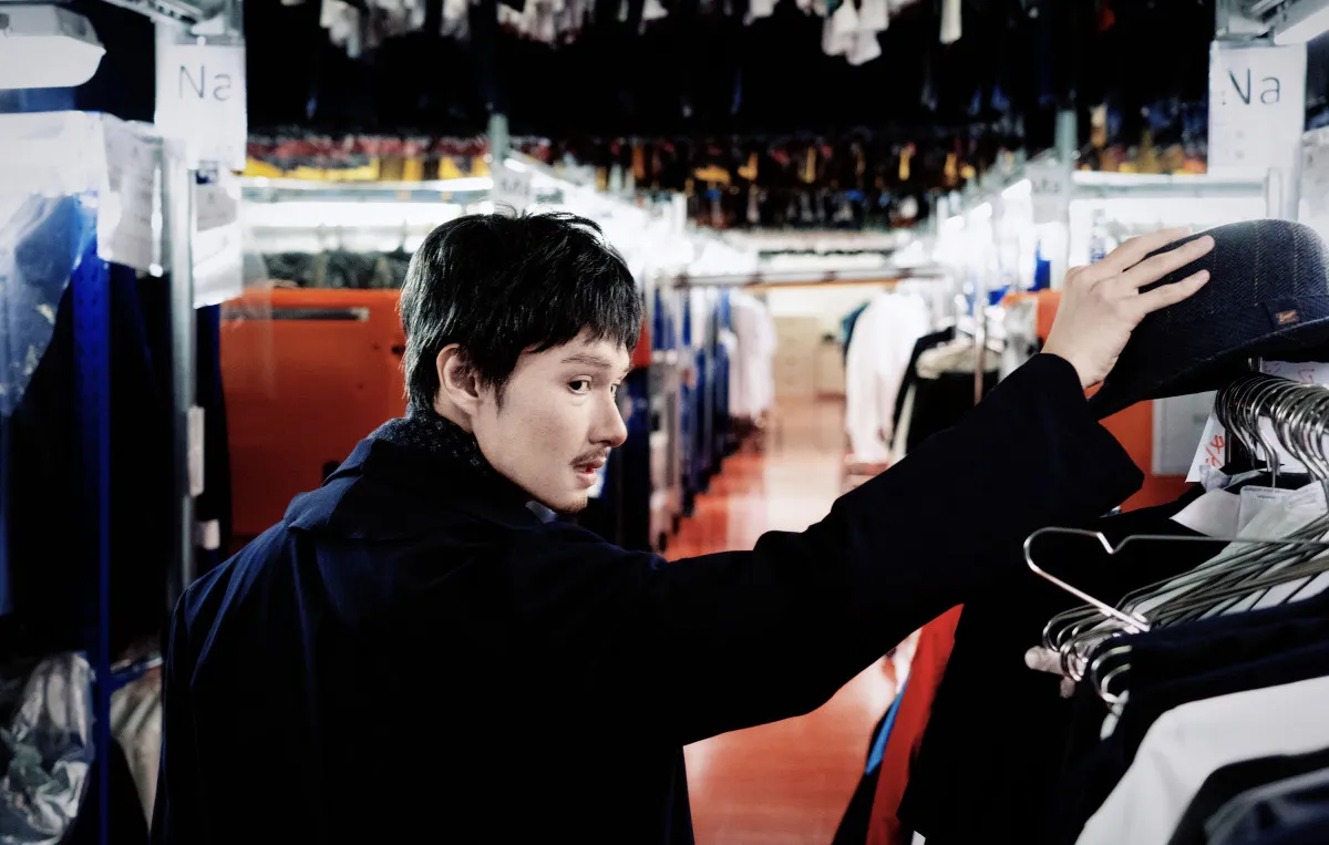 SEVENTEEN・ジュン、特殊メイクで老人に　『シャドウズ・エッジ』華麗な変装シーン裏話も