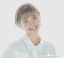 渡邊渚、上品な色気を漂わせた撮影オフショット「気分はあいみょんでした」　ギター抱えて満面の笑み、胸元チラ見せ姿も