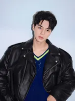 ソン・ガン、レザージャケットを羽織りクールな表情　「ロエベ」ブランドアンバサダーに就任「本当に楽しみです」