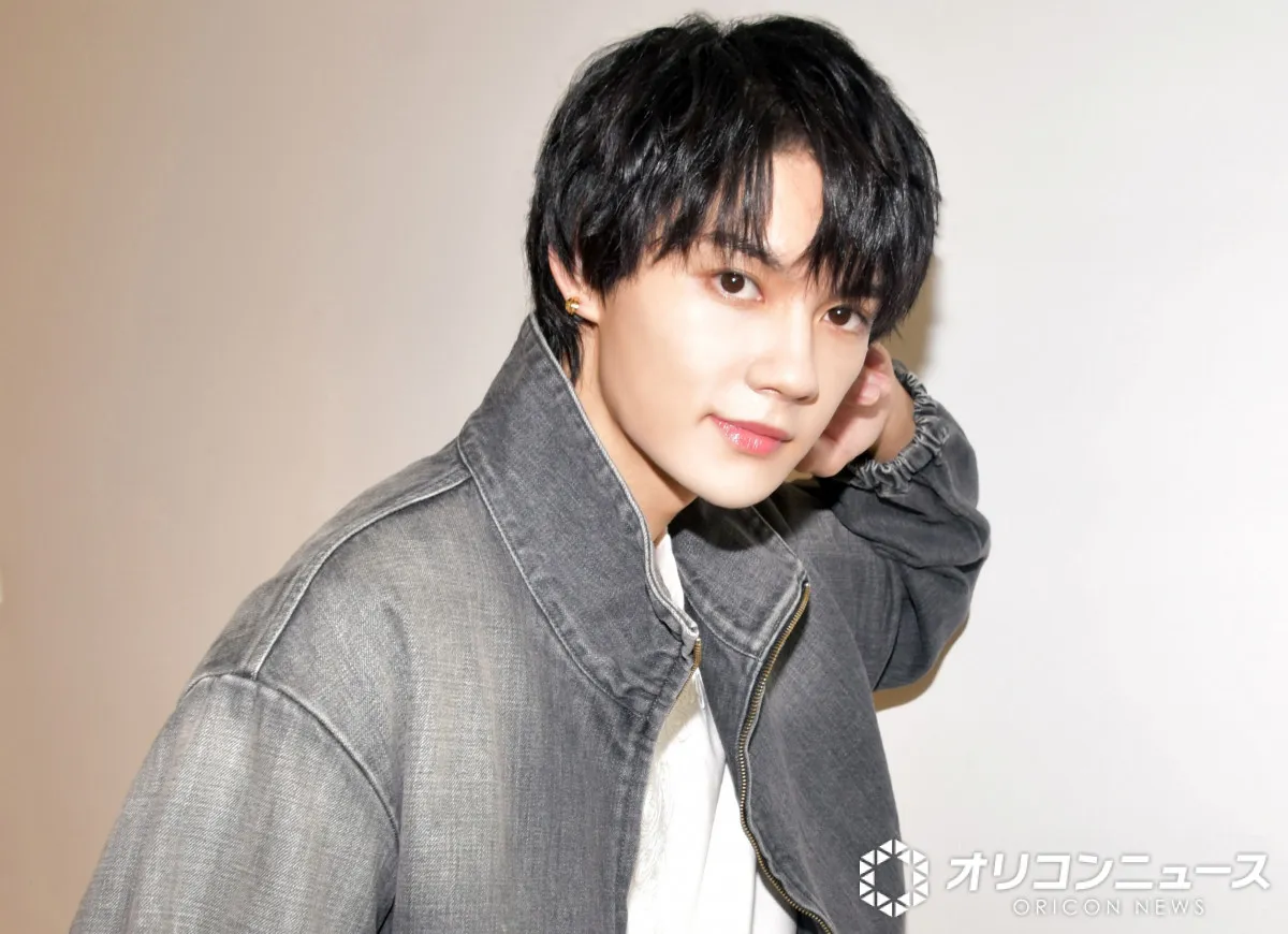 佐野勇斗「ばあちゃん、じいちゃん、孫」　祖父母との3ショットに反響「いい笑顔」「お祖父様お祖母様も美男美女ですね」「しあわせな写真すぎる」