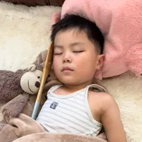 「これと寝たい史上、一番意味がわからない…」ママが困惑、調理器具と添い寝する兄妹に「将来は料理人かな？（笑）」