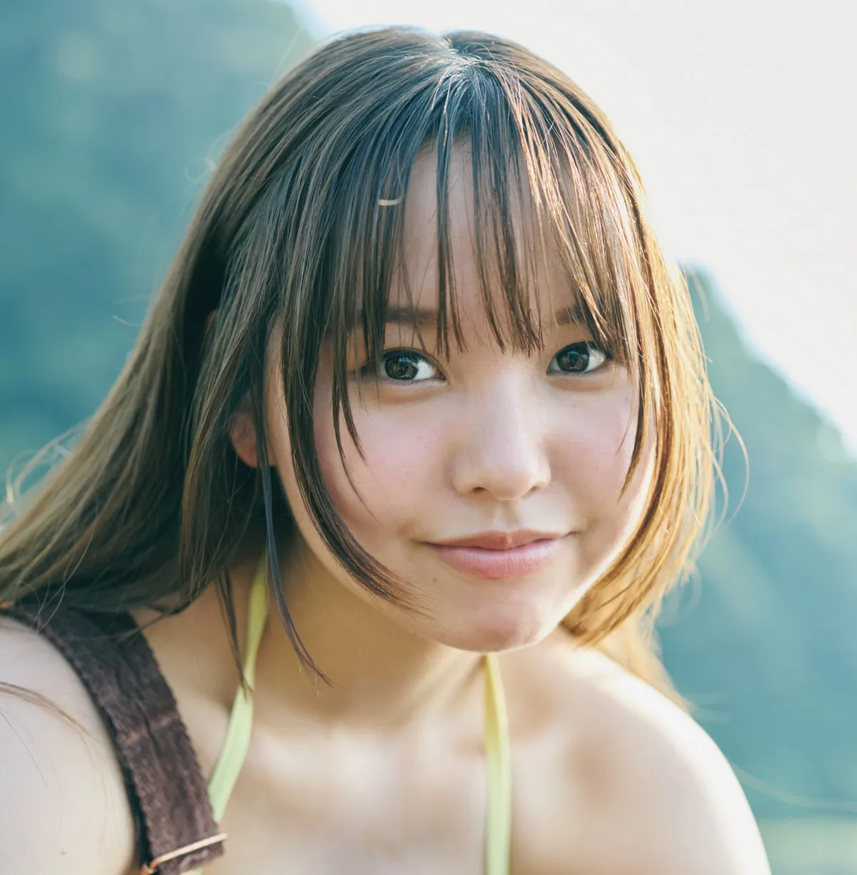 “新時代のグラビアエース”本郷柚巴、『マガジン』初登場　マシュマロのような甘いグラビア披露