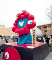 万博ミャクミャク「いらっしゃい」モニュメントで新展開、自宅で楽しめるように　アクリルスタンドジオラマ化【商品概要・販売場所】