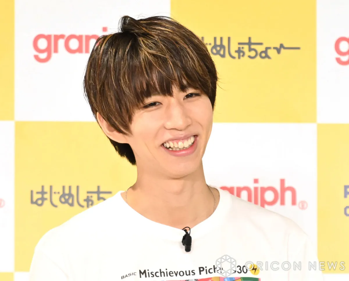 はじめしゃちょー、20代前半の妻と“密着”2ショット　水族館デートの様子に反響「よめめんまじかわいい！身長差が理想すぎて」「幸せそうで何よりです」