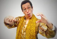 ピコ太郎「PPAP」誕生10周年記念企画の新作、“痛風”や“おててしわしわ”がテーマの楽曲が登場