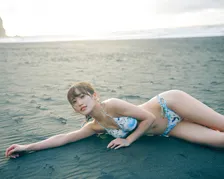 櫻坂46“キャプテン”松田里奈、1st写真集の水着カット解禁　しなやかなボディライン披露