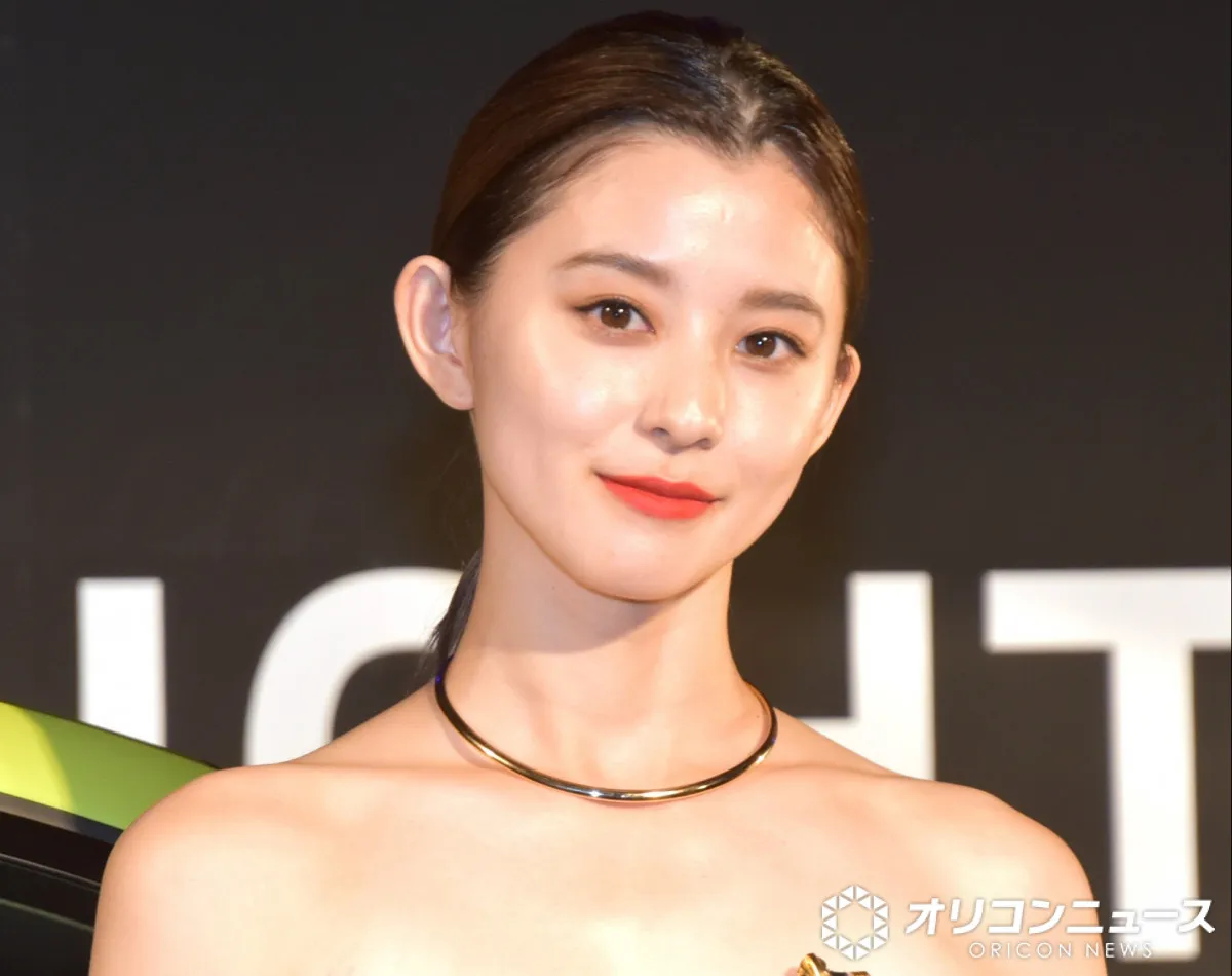 2児の母・朝比奈彩、厚着してもスタイリッシュ“もこもこコーデ”「ママになっても素敵」「かっこいいですね」