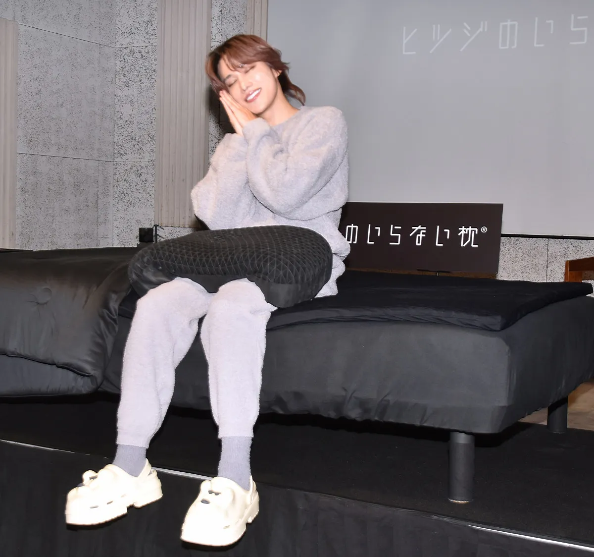 Kis-My-Ft2千賀健永、ベッドの上でフォトセッションに笑顔「『Myojo』みたい」　枕を贈るなら宮田俊哉