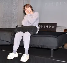 Kis-My-Ft2千賀健永、ベッドの上でフォトセッションに笑顔「『Myojo』みたい」　枕を贈るなら宮田俊哉