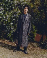 高橋海人、グローバルブランドアンバサダーを務める「エトロ」新ビジュアル公開　ミラノの邸宅で物語つむぐ