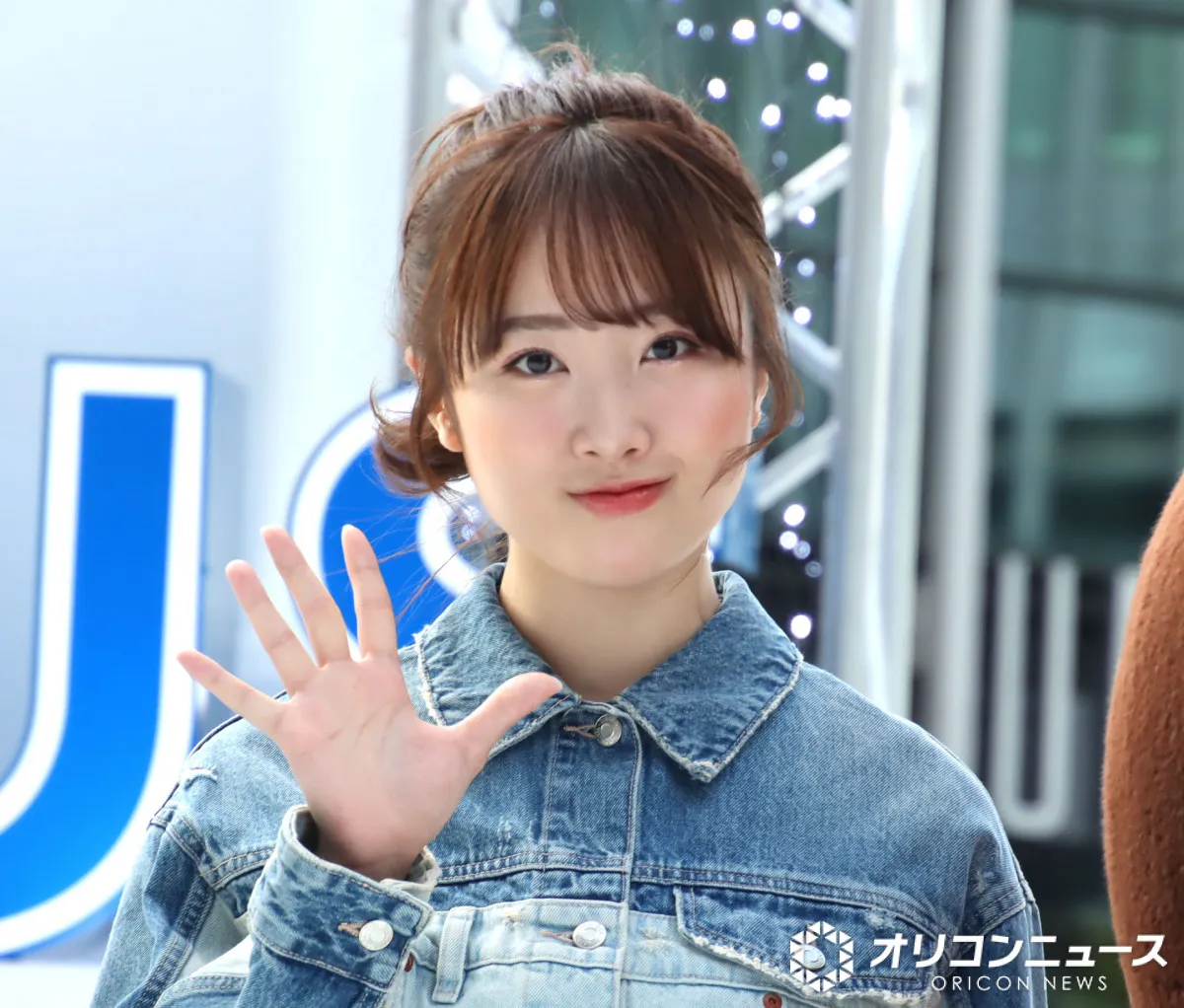 本田望結、大阪駅前で12年連続初滑り　オールデニムファッションで魅了