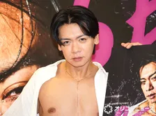 マヂラブ・野田クリスタル、会見場で肉体美披露　中島健人に“対抗意識”「勝っているところある」