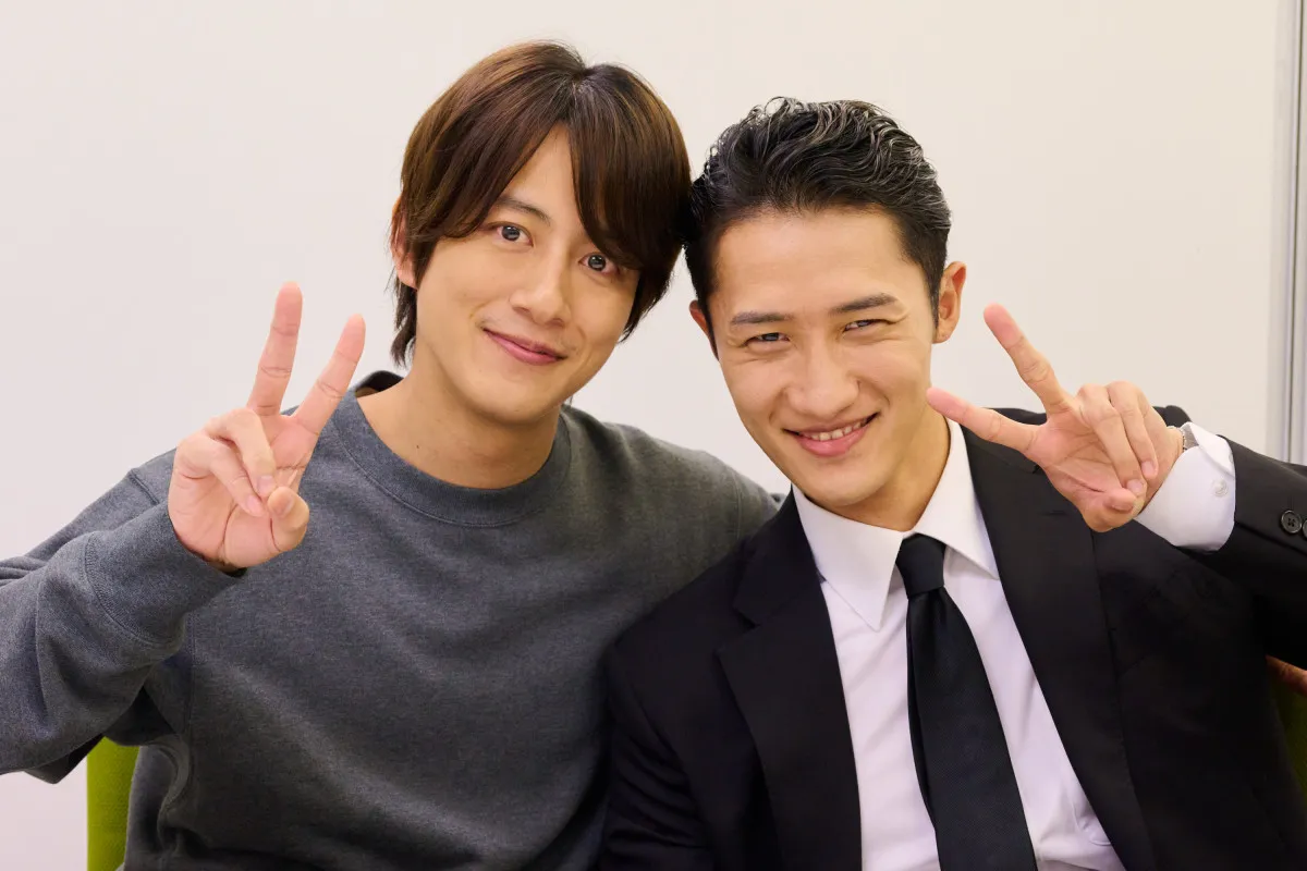 岩本照＆溝端淳平、『恋する警護24時』で緊迫の再会　熱演後は仲良く2ショット「信頼関係があるから、すごく楽しかった！」