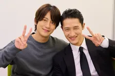 岩本照＆溝端淳平、『恋する警護24時』で緊迫の再会　熱演後は仲良く2ショット「信頼関係があるから、すごく楽しかった！」