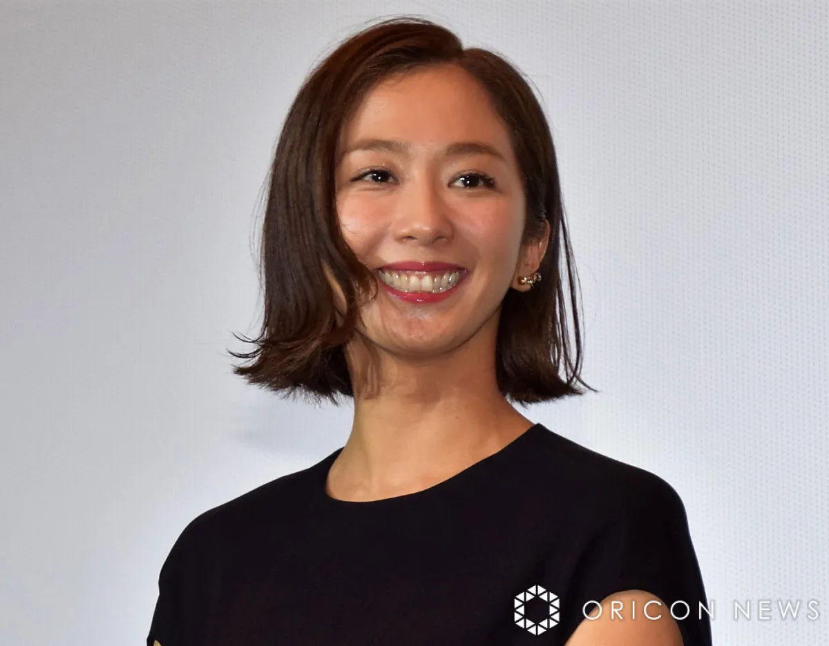 45歳・優香、自然体の表情で魅せる　「原色美女図鑑」ショットに「透明感すごい」「いつまでもステキ」