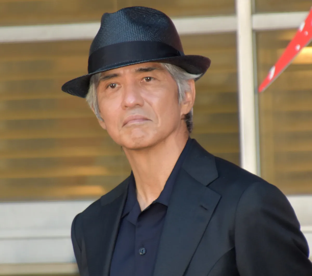 佐藤浩市“娘の彼氏”と寄り添い笑顔　貴重ショットに反響続々　『ロイヤルファミリー』で高杉真宙らと共演