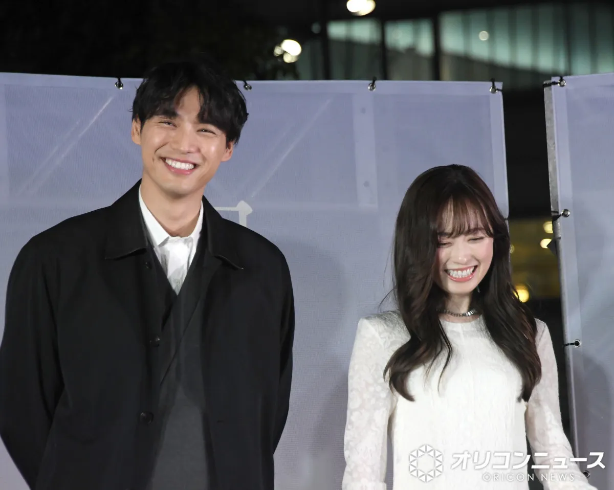 “カップル”福士蒼汰＆福原遥、大阪の野外でキュンな仕草連発　目を合わせハニカミ、暴露で赤面