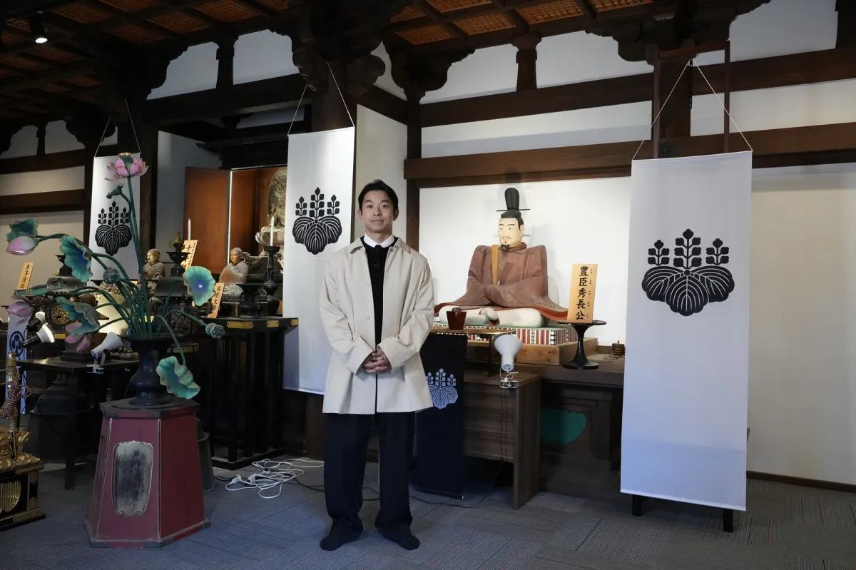 仲野太賀、高取城まつりで号令「天下を目指し放て！」　鉄砲隊が一斉射　秀長木像に「背筋が伸びた」