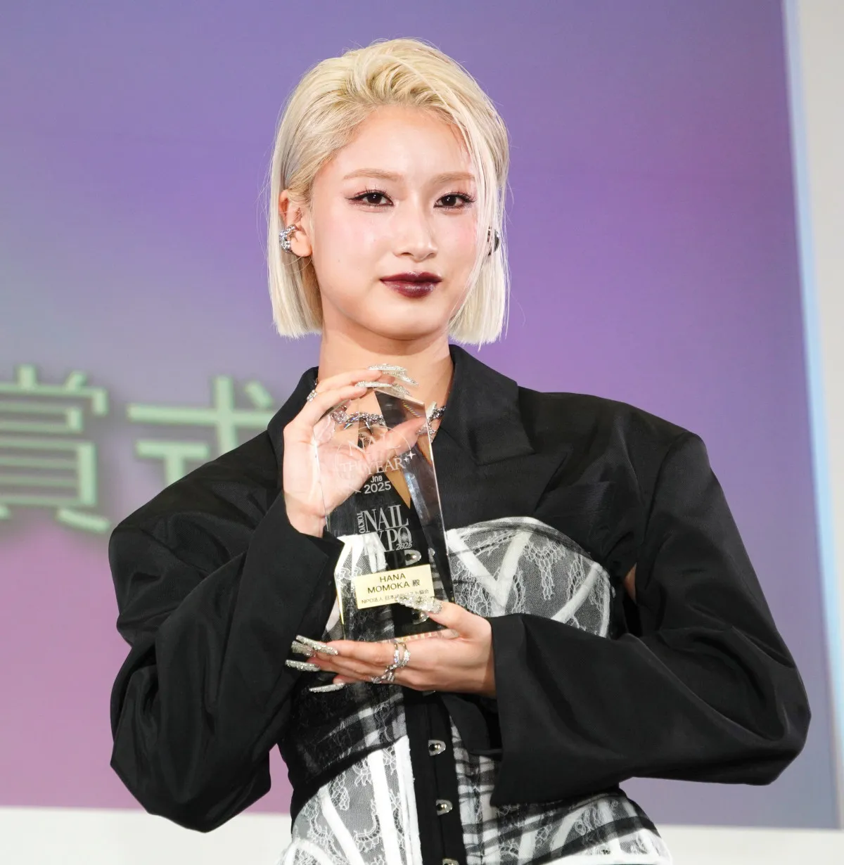 HANA・MOMOKA「ネイルは“命”」、4.5時間かけたネイルで登壇　初出場の紅白歌合戦は「赤色に」