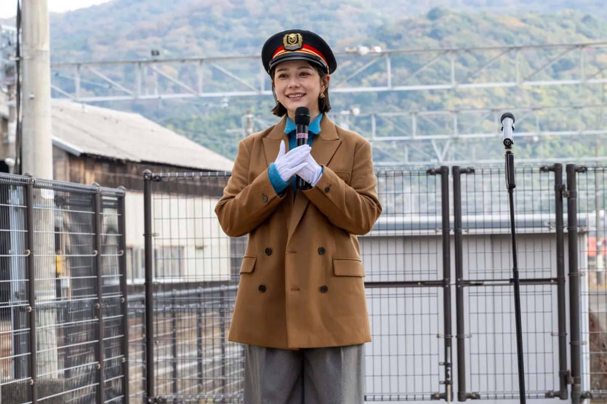 村重杏奈、地元・山口で出発式に登場　400人が見守る中「乗りたかった」