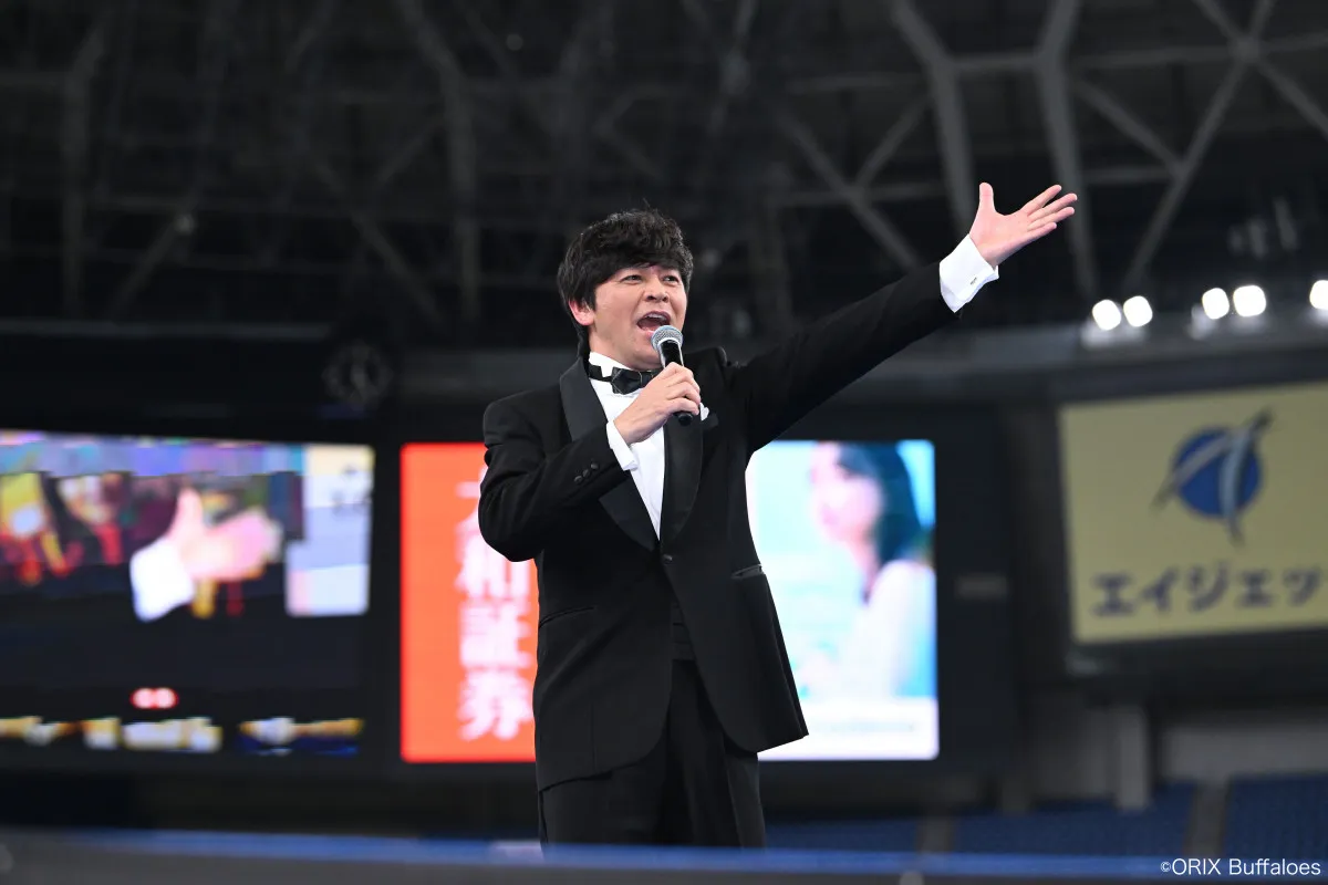 ますだおかだ岡田圭右、タキシードでドーム登場　ギャグ披露→温かい拍手　オリックス・バファローズ愛