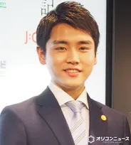 泉澤祐希、“婚約者”との2ショット「お二人の笑顔癒しぃ～」ドラマ『コーチ』オフショット