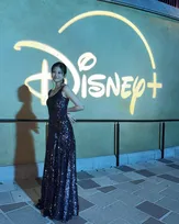 今田美桜、ドレス姿でにっこり　香港でのオフショット公開