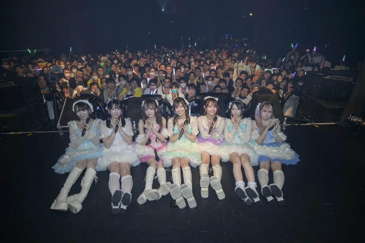 佐久間宣行プロデュース・ラフ×ラフ、初の全国ライブハウスツアー完走　千秋楽に誕生日の佐久間にサプライズ演出も